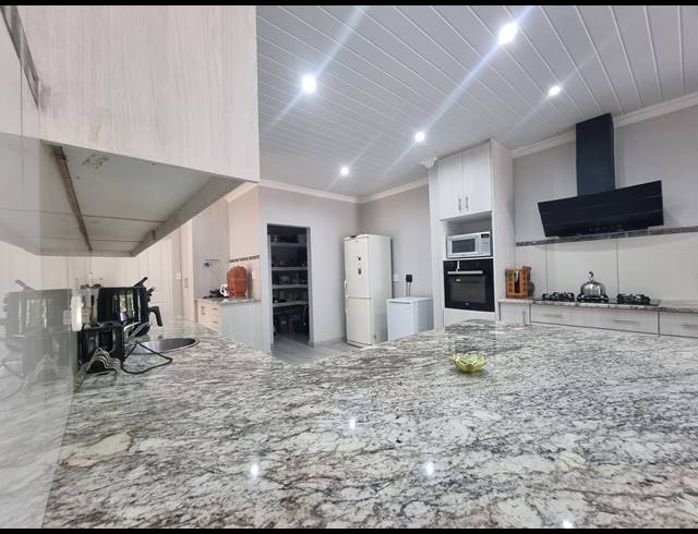4 BEDROOM HOUSE FOR SALE IN DANA BAY